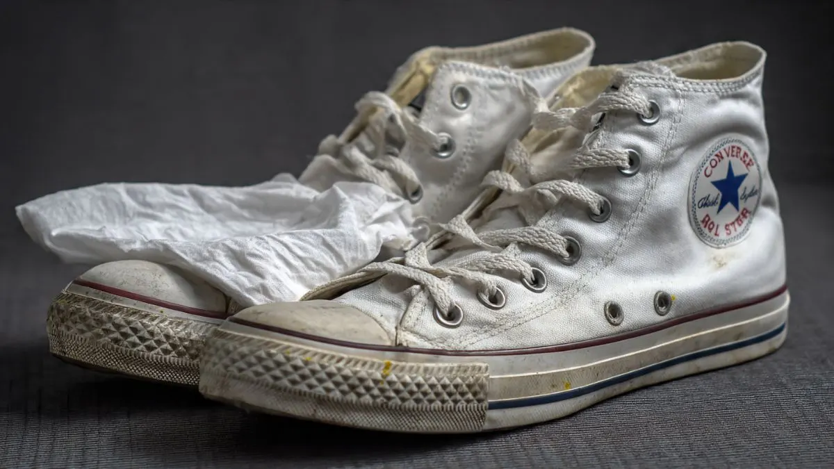 Remove Yellow Stains from White Shoes Using Tissue